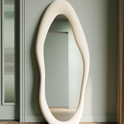 Напольное зеркало во всю длину неправильного волнистого зеркала, висящего или прислоненного к стене